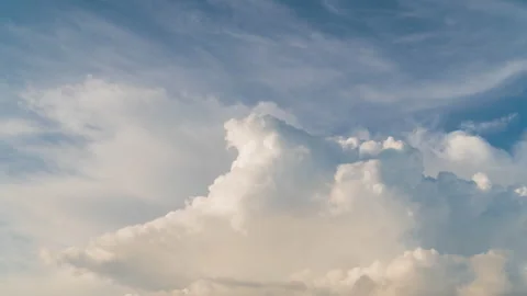 Cumulus and cirrus clouds move rapidly in the sky. Time lapse. Vídeos de archivo 135611975