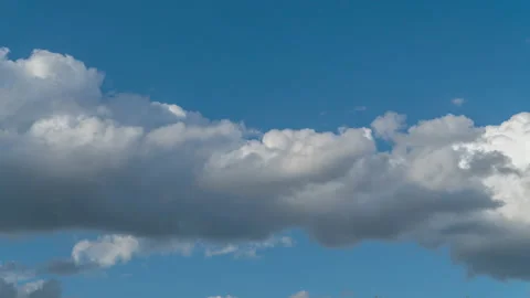 Cumulus and cirrus clouds move rapidly in the sky. Time lapse. 库存影片 136412234