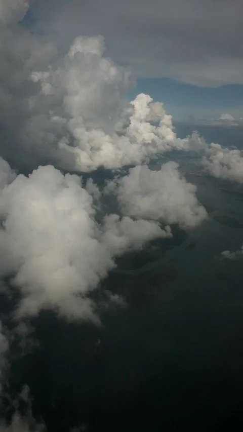 Cumulus cloud on flight Stockbeeldmateriaal 243243553