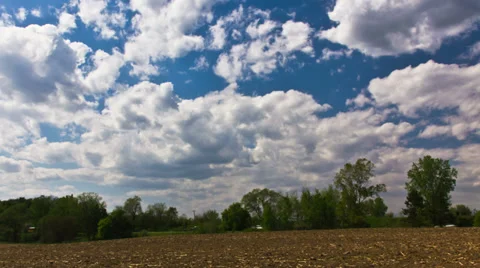 Cumulus clouds against light blue sky - 4K Ultra HD time lapse 動画素材 35513145