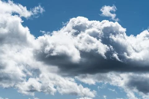 Cumulus clouds in a blue sky Foto stock