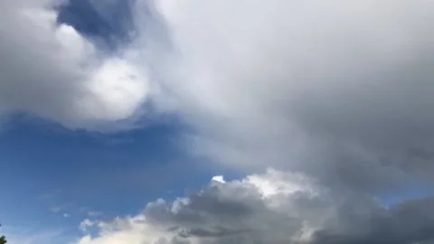 Cumulus clouds on a clear blue sky. Timelapse video. 動画素材 130873517