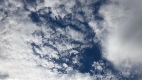 Cumulus clouds on a clear blue sky. Timelapse video. 動画素材 130873533