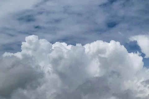 Cumulus clouds in the foreground and the clouds in the background. Foto stock
