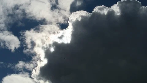 Cumulus clouds form Billed  The sun shines through and Back lights the clouds Stockbeeldmateriaal 118839754