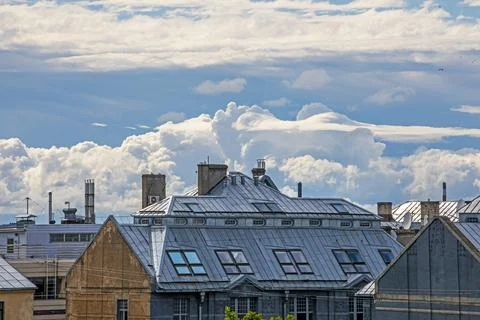Cumulus clouds illuminated by the sun over the Masandra roofs in the cit Fotos Stock