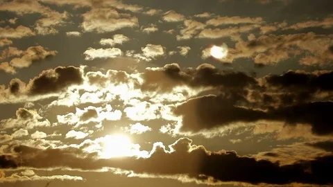Cumulus clouds move against the sun. Vídeo Stock 75863987