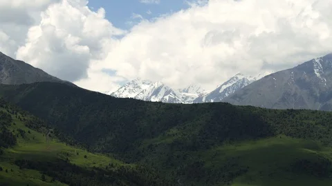 Cumulus clouds move over the mountain tops, Time lapse Video stock 109227981