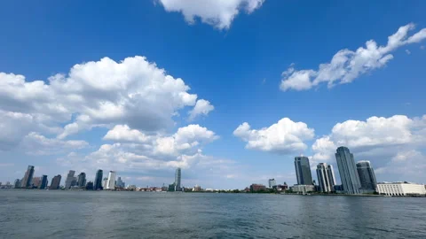 Cumulus Clouds over Long Island City Skyline from East River Park in NYC Vídeos de archivo 343810501