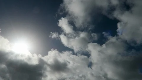 Cumulus clouds pass overhead The sun shines through Vidéo 112783963