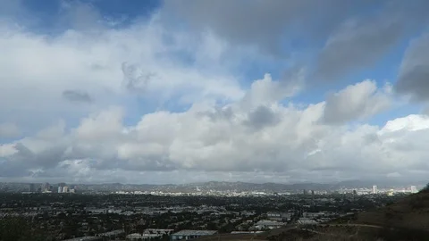Cumulus clouds pass West Los Angeles. Vidéo 112783642