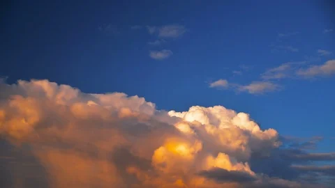 Cumulus clouds rolling over blue sky on sunset time-lapse cloudscape. 库存影片 74954206