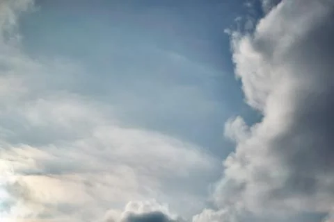 Cumulus clouds in the sky on the right side, left feathery. Foto stock