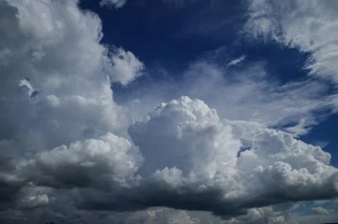 Cumulus clouds soaring high in the blue sky Foto stock