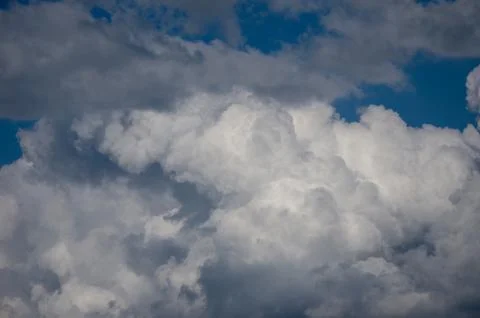 Cumulus clouds soaring high in the blue sky Foto stock