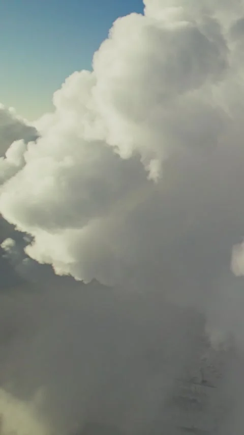 Cumulus cloudscape evolving in a sunny day 스톡 동영상 307132778
