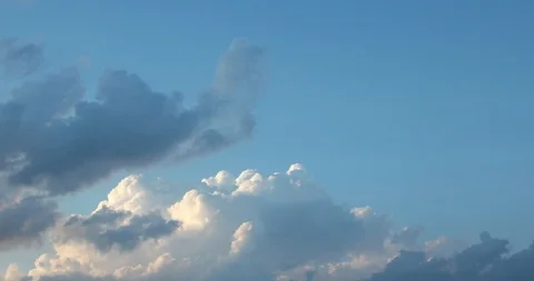Cumulus white clouds flying through the blue sky Video stock 90505266