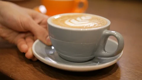 A cup of artful latte coffee is being served in a cafeteria in El Poblado Vídeo Stock 101704598