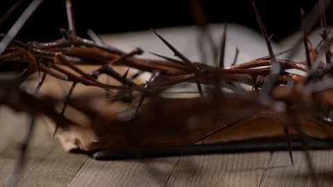Cup being filled with wine with old Bible and Crown of Thorns panning right Vídeos de archivo 128554997