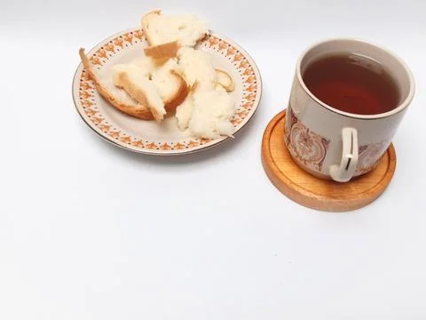 Cup of Black Coffee and Torn White Bread Pieces White Background Stock-Fotos