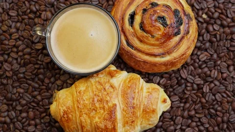 Cup Black Coffee, Ham Cheese Croissant And Danish Chocolate. Vidéo 197346259