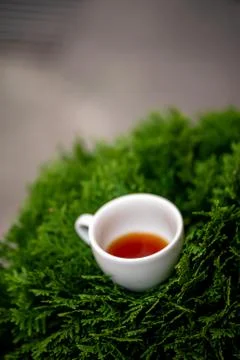 Cup of black filter coffee on the grass nature street cafe pour over alternat Stock-Fotos
