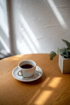 Cup of black filter coffee on the table in coffee house cafe coffeebreak sunl Foto stock