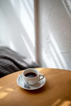 Cup of black filter coffee on the table in coffee house cafe coffeebreak sunl Foto stock