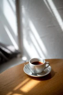 Cup of black filter coffee on the table in coffee house cafe coffeebreak sunl Foto stock