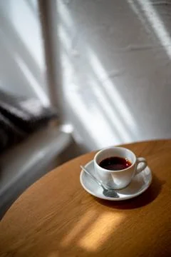 Cup of black filter coffee on the table in coffee house cafe coffeebreak sunl Foto stock