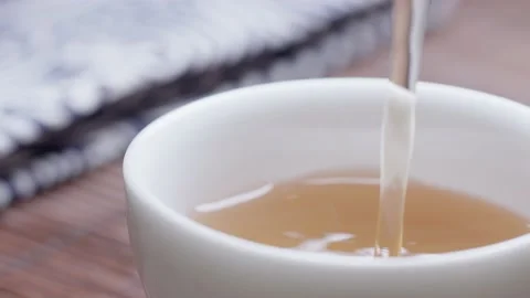 A cup of black tea - pouring tea close-up Vídeo Stock 234501388