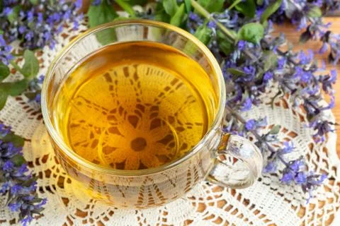 A cup of blue bugle tea with fresh plant Foto stock