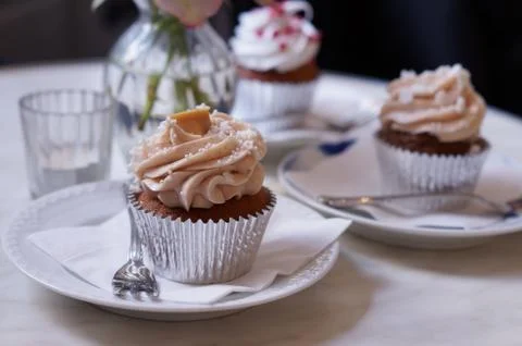 Cup cake on plate with fork napkin Stock-Fotos