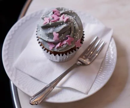 Cup cake on plate with fork napkin Stockfoto's