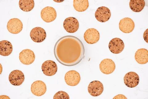 Cup of coffee among pattern of various shortbread and oat cookies with cereal Foto stock