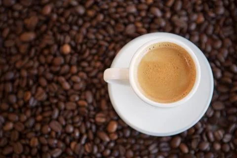 Cup of coffee and beans on table Foto stock