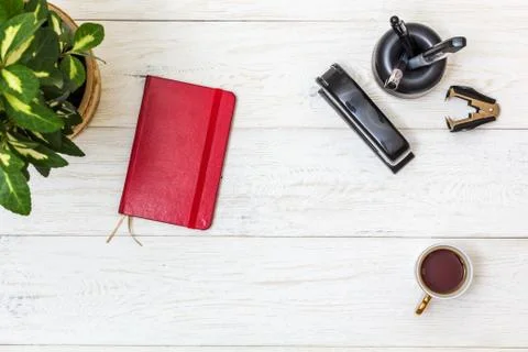 Cup coffee and notepad on white boards Stock-Fotos