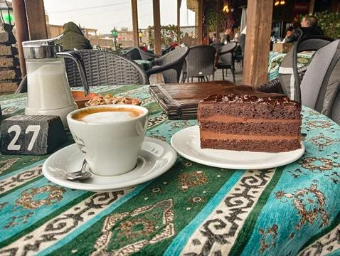 A cup of coffee and a slice of cake in a cafe in Erbil, Iraq Foto stock