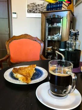 A cup of coffee and a strudel on a table in a cafe. Balchik. Bulgaria. Foto stock