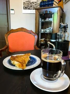 A cup of coffee and a strudel on a table in a cafe. Balchik. Bulgaria. Foto stock