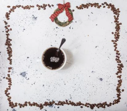 Cup of coffee with beans on a white marbled background. Stock-Fotos