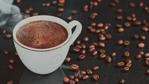 Cup of coffee on black background Vidéo 73622257