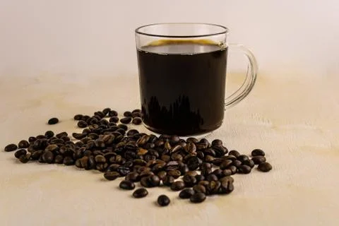 Cup of coffee with a bunch of beans Stock-Fotos