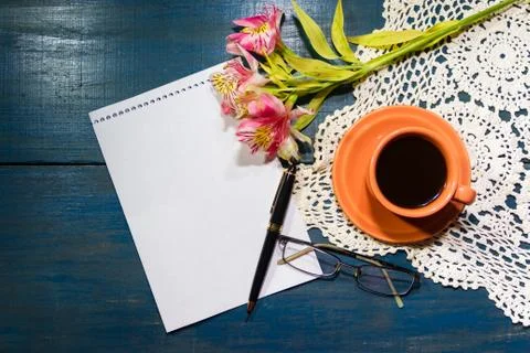 Cup of coffee with flowers and note with place for text Foto stock