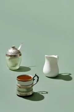 Cup of coffee, geyser coffee maker and shugar Foto stock