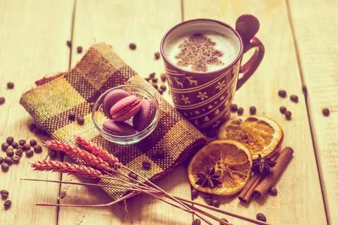 Cup of coffee with a new year pattern. Christmas tree made of cinnamon in ... Foto stock