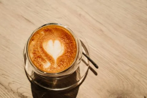 A cup of coffee with a pattern of heart. beautiful serving of hot drinks. Foto stock