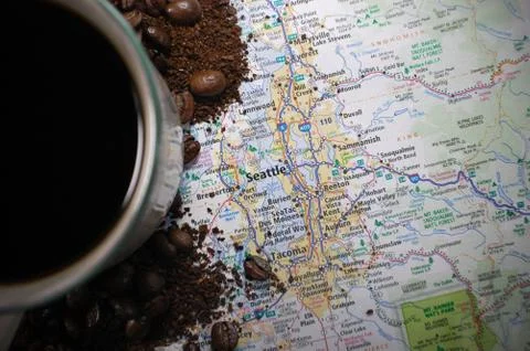 A cup of coffee pictured with a map of Seattle, WA. Foto stock