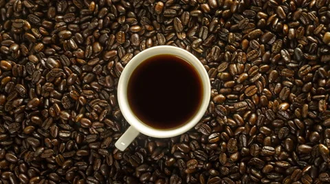 Cup of coffee rotation on the background of roasted coffee beans 4K Vídeo Stock 46525749
