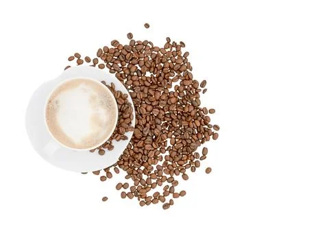 Cup of coffee surrounded by coffee beans isolated on white background. Foto stock